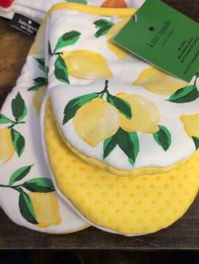 KATE SPADE 2 yellow lemon print oven mitts with green leaves